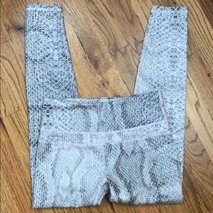Varley White/Gray Snake Skin Yoga Pants